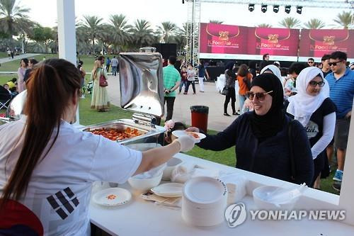 "떡볶이 한 접시 주세요" (두바이=연합뉴스) 강훈상 특파원 = 27일(현지시간) 아랍에미리트(UAE) 두바이 자빌공원에서 농림수산식품부 주관으로 K-푸드 페스티벌이 열렸다. 떡볶이를 먹어보려는 외국인들이 긴 줄을 서있다. 2015.11.28 hskang@yna.co.kr