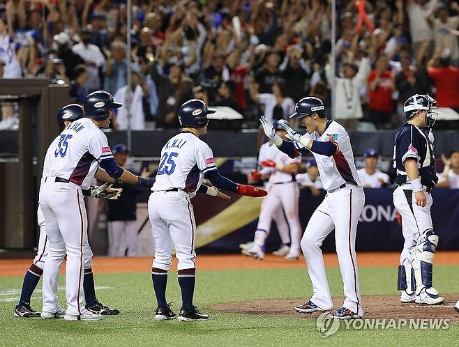 앞서가는 대만 (타이베이=연합뉴스) 한종찬 기자 = 13일 오후 대만 타이베이돔에서 열린 세계야구소프트볼연맹(WBSC) 프리미어12 2024 B조 조별리그 대한민국과 대만의 경기. 2회말 2사 만루에서 홈런을 친 대만 전전웨이가 동료들과 기쁨을 나누고 있다. 2024.11.13 saba@yna.co.kr