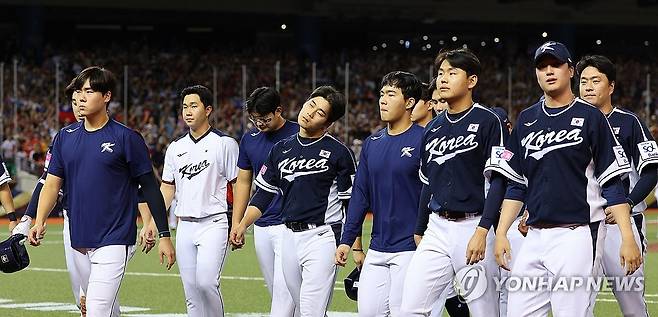 또 첫판 징크스…대만에 패한 대한민국 (타이베이=연합뉴스) 한종찬 기자 = 13일 오후 대만 타이베이돔에서 열린 세계야구소프트볼연맹(WBSC) 프리미어12 2024 B조 조별리그 대한민국과 대만의 경기. 패배한 대한민국 선수들이 아쉬워하고 있다. 2024.11.13 saba@yna.co.kr
