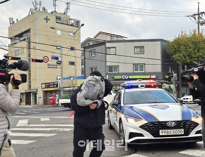 14일 수능날, 한 수험생이 입실 종료 시간이 급박해 시험장으로 급히 향하고 있다. (사진=정윤지 기자)