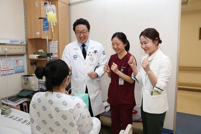 수능 하루 전(13일) 서울성모병원 의료진이 갑작스러운 혈액암 진단으로 입원 치료가 필요하여 병원에서 시험을 치르게 될 수험생을 응원하고 있다. 좌측부터 혈액내과 민기준 교수, 신지선 간호사, 윤선희 병동 UM 간호사.