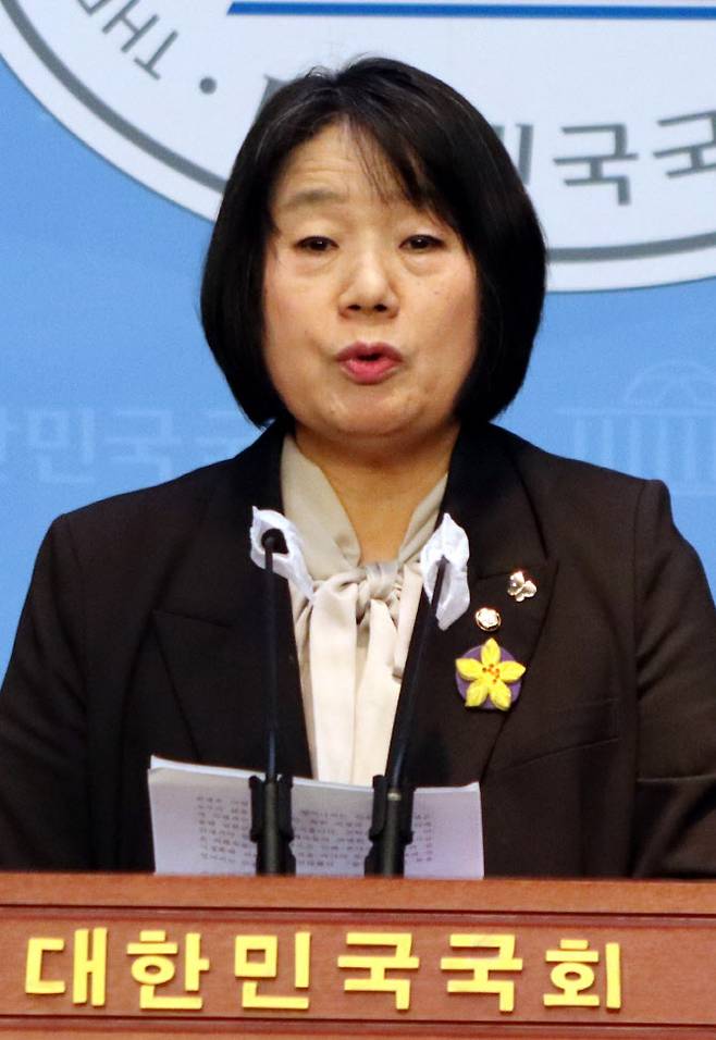 윤미향 무소속 의원이 13일 서울 여의도 국회 소통관에서 열린 한미연합군사훈련 중단 촉구 국회의원,사회단체 합동 기자회견에서 발언을 하고 있다. (사진=윤미향 의원실)