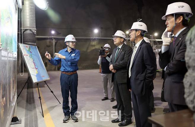 최남호 산업통상자원부 2차관(가운데)이 14일 울산 석유 비축기지를 방문해 김동섭 한국석유공사 사장(왼쪽)으로부터 석유 비축기지 운영현황 및 애로사항을 청취하고 있다.