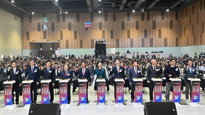 김명진(왼쪽에서 네번째부터) 메인비즈협회장, 김두겸 울산광역시장, 오영주 중소벤처기업부 장관, 정광천 이노비즈협회장이 14일 울산전시컨벤션센터에서 열린 ‘2024 중소기업 기술·경영 혁신대전’ 개회식에서 기념촬영을 하고 있다. (사진=이노비즈협회)