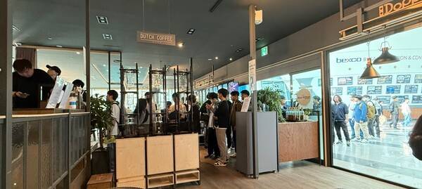 - 도피오 커피에 이 정도로 대기열이 형성된 적은 없었다