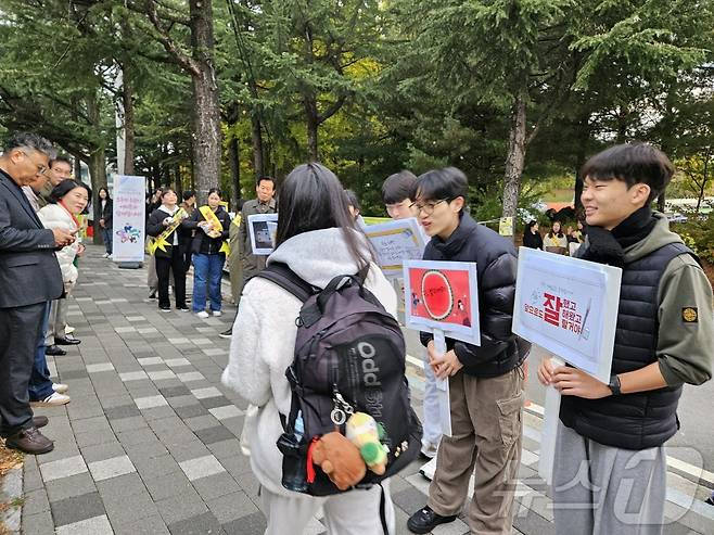 2025학년도 대학수학능력시험일인 13일 충북 옥천군 옥천고등학교 앞에서 이 학교 후배들이 수험생을 응원하고 있다. /뉴스1