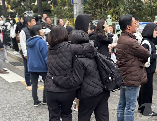 14일 인천시 남동구 간석동 25지구 제35시험장인 석정여자고등학교에서 2025 수학능력시험을 끝낸 수험생들이 부모님과 포옹을 나누고 있다.2024.11.14 ⓒ News1 박소영 기자