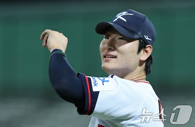 14일(현지시간) 오후 대만 타이베이시 톈무 야구장에서 열린 2024 WBSC 프리미어12 B조 예선 대한민국과 쿠바의 경기, 3회초 쿠바 공격 2사 1, 3루 상황에서 대한민국 선발 곽빈이 요안 몬카다의 홈런성 타구가 중견수 플라이 아웃처리 되자 활짝 웃고 있다. 2024.11.14/뉴스1 ⓒ News1 장수영 기자