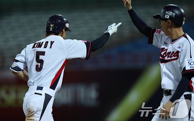 14일(현지시간) 오후 대만 타이베이시 톈무 야구장에서 열린 2024 WBSC 프리미어12 B조 예선 대한민국과 쿠바의 경기, 7회말 대한민국 공격 1사 상황에서 대한민국 김도영이 솔로홈런을 친 뒤 홈을 향해 달리고 있다. 2024.11.14/뉴스1 ⓒ News1 장수영 기자