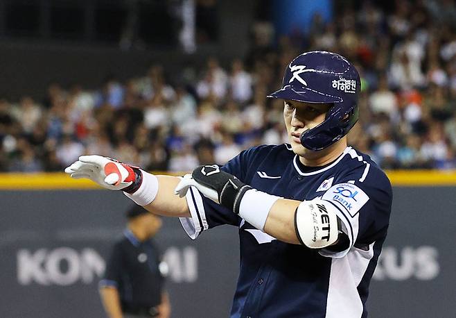 13일 오후 대만 타이베이돔에서 열린 2024 세계야구소프트볼연맹(WBSC) 프리미어12 B조 조별리그 대한민국과 대만의 경기. 3회말 2사 2루에서 한국 박동원이 1타점 적시타를 친 뒤 아파트 세리머니를 하고 있다. 사진 | 타이베이=연합뉴스