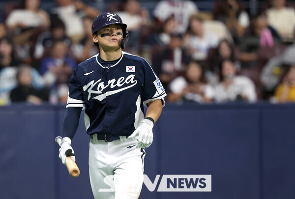 2일 서울 구로구 고척스카이돔에서 열린 2024 WBSC 프리미어12 한국 야구대표팀과 쿠바의 2차 평가전, 4회초 방망이를 든 김도영의 모습. 사진┃뉴시스