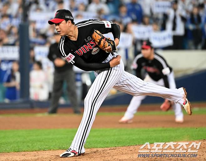 15일 대구삼성라이온즈파크에서 열린 LG와 삼성의 플레이오프 2차전, LG 정우영이 역투하고 있다. 대구=허상욱 기자 wook@sportschosun.com/2024.10.15/