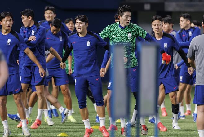 태극전사들 쿠웨이트 전 앞두고 공식훈련

    (쿠웨이트시티=연합뉴스) 황광모 기자 = 11회 연속 월드컵 본선 진출에 도전하는 한국 축구대표팀의 이강인을 비롯한 선수들이 13일 오후(현지시간) 쿠웨이트 자베르 알 아흐메드 국제 경기장에서 열린 2026 북중미 월드컵 아시아지역 3차 예선 B조 5차전 공식 훈련에서 워밍업을 하고 있다.

    태극전사들은 14일 오후 쿠웨이트를 제물로 승점 3점 확보를 위한 경기를 치른다. 2024.11.14