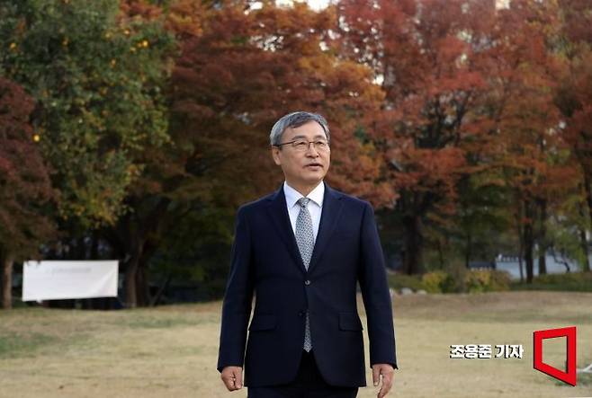 정근식 신임 서울시교육감이 종로구 교육청 인근 경희궁을 걷고 있다. 조용준 기자