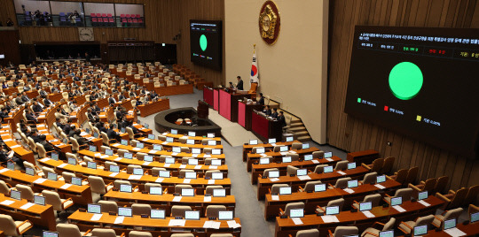 14일 오후 국회 본회의에서 '김건희 여사 특검법' 수정안이 야당 단독으로 통과됐다. 연합뉴스