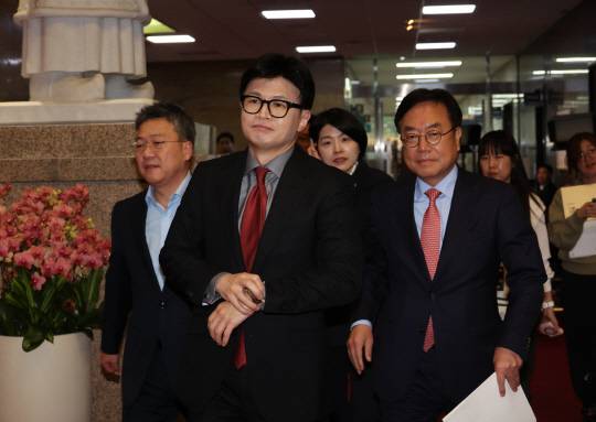 한동훈(가운데) 국민의힘 대표가 주요당직자들과 함께 14일 국회 본회의가 끝나고 열린 당 의원총회장으로 향하고 있다.<연합뉴스 사진>