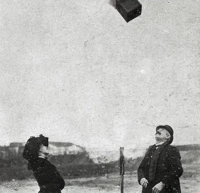 1910년대 사람들이 단체사진 찍는 법.jpg