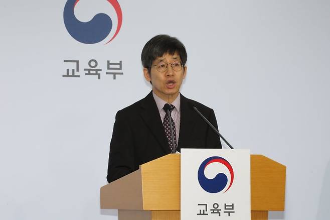 2025학년도 대학수학능력시험 최중철 출제위원장이 14일 오전 정부세종청사 교육부 브리핑실에서 수능 출제 원칙과 출제 방향 등에 관해 설명하고 있다. 연합뉴스