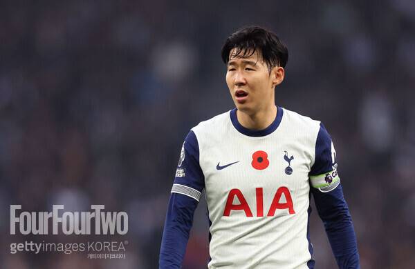 사진=게티이미지. 손흥민은 토트넘 홋스퍼에서 현재의 계약 기간 이후 한 시즌을 더 뛸 것으로 보인다. 토트넘이 계약 1년 연장 옵션 발동을 준비하고 있다. 유럽 축구 이적시장 전문가 파브리시오 로마노 기자는 14일(이하 한국시간) 자신의 SNS를 통해 “토트넘은 손흥민의 계약을 2026년 6월까지 연장하는 조항을 활성화하기 위한 절차를 시작했다. 손흥민이 토트넘에서 최소한 한 시즌 더 뛰는 게 구단의 계획이다”고 독점 소식을 전했다.