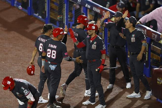 멕시코 대표팀 선수들이 14일(한국시각) 할리스코주 과달라하라에서 열린 2024 WBSC 프리미어12 네덜란드와 조별리그 경기를 치르고 있다. 과달라하라/EPA 연합뉴스