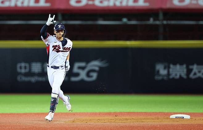 김도영이 14일 대만 타이베이 톈무야구장에서 열린 세계야구소프트볼연맹(WBSC) 프리미어12 2024 B조 조별리그 쿠바전에서 2회말 만루 홈런을 친 뒤 그라운드를 돌고 있다. 타이베이/연합뉴스