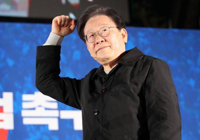 이재명 더불어민주당 대표가 지난 9일 서울 세종대로에서 열린 더불어민주당 김건희 윤석열 국정농단 규탄·특검 촉구 제2차 국민행동의날에서 발언 전 주먹을 불끈 쥐고 있다. 뉴스1