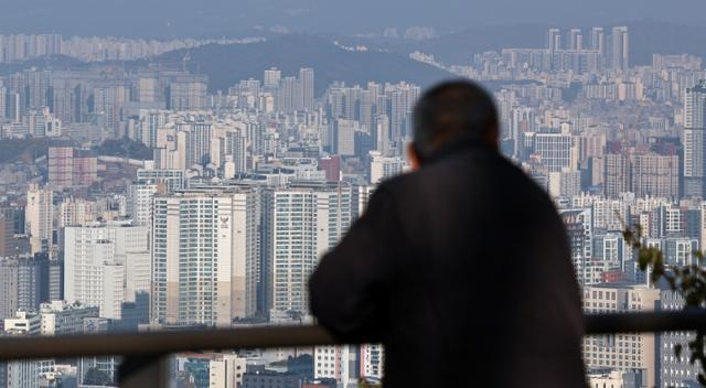 12일 서울 남산에서 바라본 도심 아파트. 뉴스1