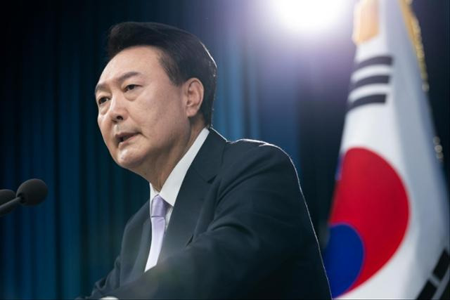 윤석열 대통령이 7일 서울 용산 대통령실 청사에서 열린 대국민담화 및 기자회견에서 기자들의 질문에 답하고 있다. 대통령실 제공
