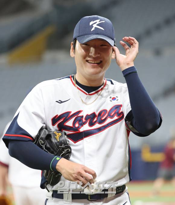 2024 세계야구소프트볼연맹(WBSC) 프리미어12에 참가하는 대한민국 야구 대표팀과 상무와의 평가전이 6일 오후 서울 고척스카이돔에서 열렸다. 3회말 수비를 마친 곽빈이 미소를 지으며 더그아웃으로 들어가고 있다. 고척=김민규 기자&nbsp; /2024.11.06/