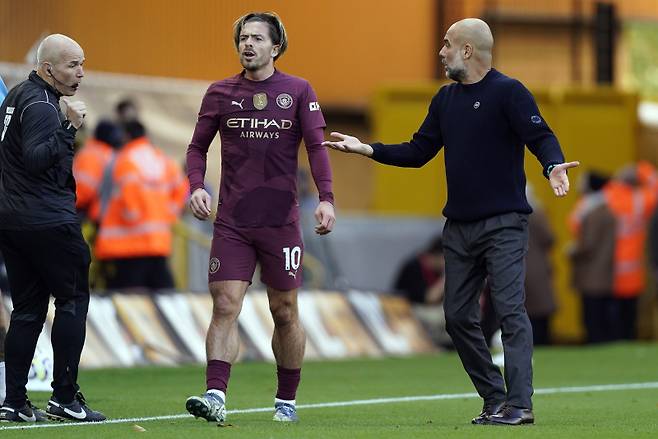 <yonhap photo-0133="">맨체스터 시티 잭 그릴리쉬(가운데)와 펩 과르디올라 맨시티 감독. EPA=연합뉴스</yonhap>