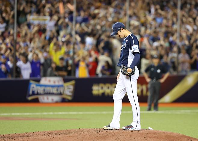 <yonhap photo-4709=""> 만루포 허용한 고영표 (타이베이=연합뉴스) 한종찬 기자 = 13일 오후 대만 타이베이돔에서 열린 세계야구소프트볼연맹(WBSC) 프리미어12 2024 B조 조별리그 대한민국과 대만의 경기. 2회말 2사 만루에서 대만 천천웨이에게 만루포를 허용한 고영표가 아쉬워하고 있다. 2024.11.13 saba@yna.co.kr/2024-11-13 20:21:35/ <저작권자 ⓒ 1980-2024 ㈜연합뉴스. 무단 전재 재배포 금지, AI 학습 및 활용 금지></yonhap>