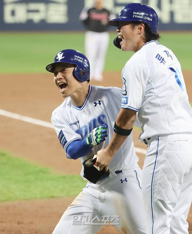 2024 프로야구 KBO 포스트시즌 삼성라이온즈와 LG트윈스의 플레이오프(PO) 2차전 경기가 15일 오후 대구삼성라이온즈파크에서 열렸다. 5회말 2사 1루 김헌곤이 투런홈런을 치고 홈인해 선행주자 류지혁의 축하를 받으며 환호하고 있다. 대구=김민규 기자 mgkim1@edaily.co.kr /2024.10.15/