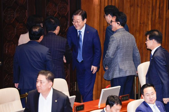 이재명 더불어민주당 대표가 14일 오후 서울 여의도 국회에서 열린 제418회국회(정기회) 제12차 본회의에서 세번째 김건희 특검법 찬성 표결을 마친 뒤 본회의장을 나서며 의원들과 인사하고 있다. 뉴스1