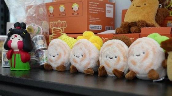 지난달 31일 산시(陝西)성 시안(西安)시에서 촬영한 햄버거 인형 '룽모모(絨饃饃·ROMOMO)'. 신화통신