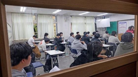 2025학년도 대학수학능력시험(수능)이 치러진 14일 오전 서울 서초구 반포고등학교에 마련된 고사장에서 수험생들이 시험을 준비하고 있다. 24.11.14. 사진공동취재단
