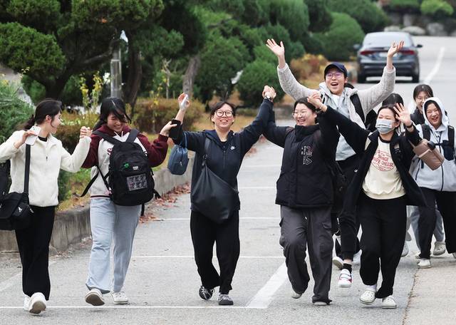 ▲ [‘수능 끝, 행복한 환호’] 2025학년도 대학수학능력시험일인 14일 오후 경기도 수원시 팔달구 영복여자고등학교에서 시험을 마친 수험생들이 환하게 웃으며 시험장을 나오고 있다. 연합뉴스