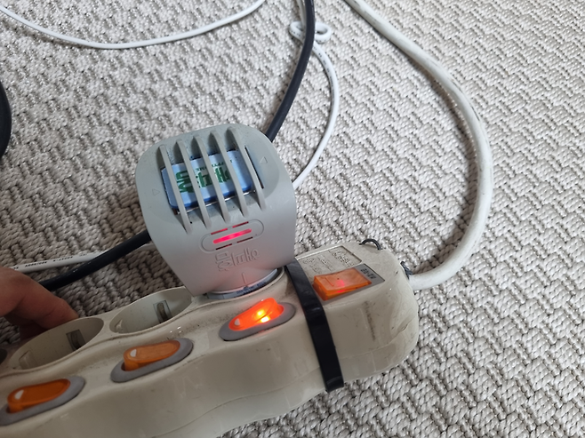 서울 서대문구에 사는 김지원씨가 2025학년도 대학수학능력시험 날을 하루 앞둔 지난 13일 전기 모기향을 켜고 있다. 김씨 제공