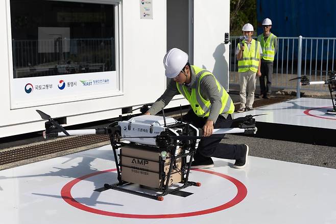 The first drone of the "K-Drone Delivery Service" prepares for departure. (Tongyeong City)