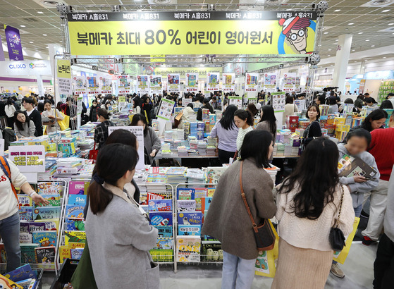 Visitors look around the Seoul International Young Children Education & Kids Fair at Coex in southern Seoul on Thursday. [YONHAP]