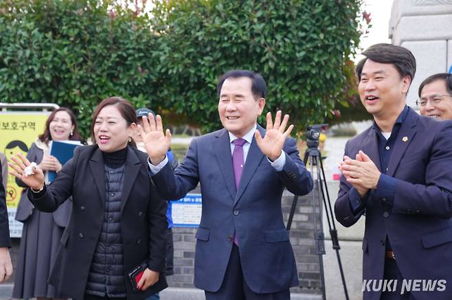 김지철 충남교육감과 이상근 도의회 교육위원회원장이 14일 홍주고에서 치러지는 수능 수험생에게 응원의 인사를 전하고 있다.