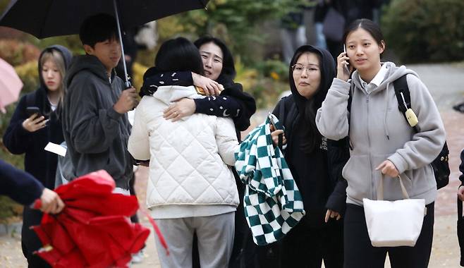 2025학년도 대학수학능력시험을 마친 수험생들이 14일 서울 중구 이화여자외고 시험장에서 나오고 있다.  김호영 기자