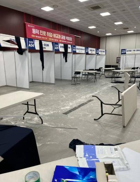 동덕여대에서 남녀공학 전환 문제를 둘러싼 학내 갈등이 심화되면서 학생들의 시위 강도도 거세지고 있다. 온라인 커뮤니티에 공개된 취업박람회장 모습. /사진=보배드림 캡처