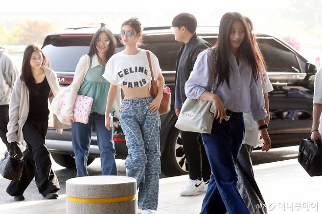그룹 뉴진스(NewJeans) 해린, 하니, 민지, 다니엘, 혜인이 해외 일정을 위해 16일 오후 서울 강서구 김포국제공항을 통해 출국하고 있다. 2024.10.16 /사진=임성균