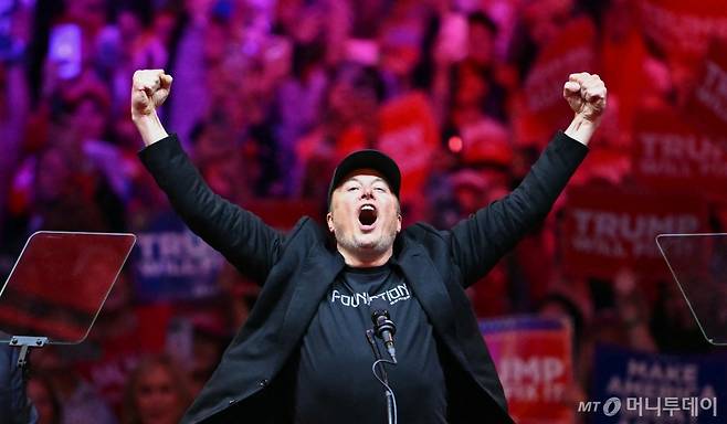 (뉴욕 AFP=뉴스1) 우동명 기자 = 일론 머스크 테슬라 CEO가 지난 10월 27일뉴욕 매디슨 광장에서 도널드 트럼프 전 대통령의 선거 집회서 연설을 하고 있다. 도널드 트럼프 대통령 당선인은 12일 (현지시간) 머스크 CEO를 정부 효율부 수장에 발탁했다. 2024.11.13  ⓒ AFP=뉴스1  Copyright (C) 뉴스1. All rights reserved. 무단 전재 및 재배포,  AI학습 이용 금지. /사진=(뉴욕 AFP=뉴스1) 우동명 기자