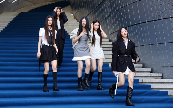 아이돌 그룹 '뉴진스' 소속사 어도어(ADOR)가 뉴진스 멤버들이 보낸 내용증명에 대해 "구체적으로 파악 중"이라며 "지혜롭게 해결해 아티스트와 지속적으로 함께하기 위해 최선을 다할 것"이라고 밝혔다. 사진은 지난 9월 서울 중구 동대문디자인플라자에서 열린 서울패션위크 행사에 참석한 뉴진스의 모습. /사진=뉴시스