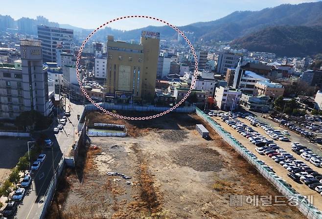 순천시청 신청사 공사가 한창인 가운데 경매 물건으로 나온 로얄프라자(원안) 건물. /박대성 기자.