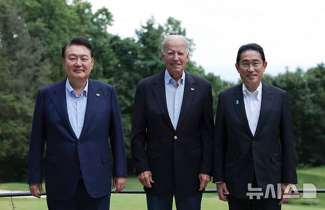 [서울=뉴시스]사진은 지난해 18일(현지시각) 윤석열 대통령이 메릴랜드주 미국 대통령 별장 캠프 데이비드에서 열린 한미일 정상 오찬에서 조 바이든 미국 대통령, 기시다 후미오 일본 총리와 기념촬영하는 모습. (사진=뉴시스DB) 2024.11.14.