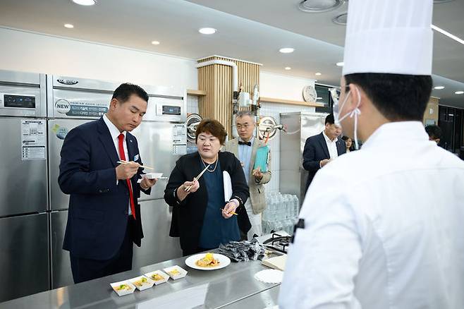 [거제=뉴시스] 신정철 기자= 거제시는 제2회 거제시 전국 요리경연대회에서 대상을 수상한 '거제 보리새우 파스타'가 한화리조트 거제 벨버디어 내 오스테리아 사드레냐 레스토랑에서 판매된다고 14일 밝혔다.사진은 박종우 거제시장(사진, 왼쪽)이 지난 10월 거제 수산물을 주재료로 한 '2024년 제2회 거제시 전국요리경연대회'에서의 시식회 모습.(사진=거제시 제공).2024.11.14. photo@newsis.com *재판매 및 DB 금지