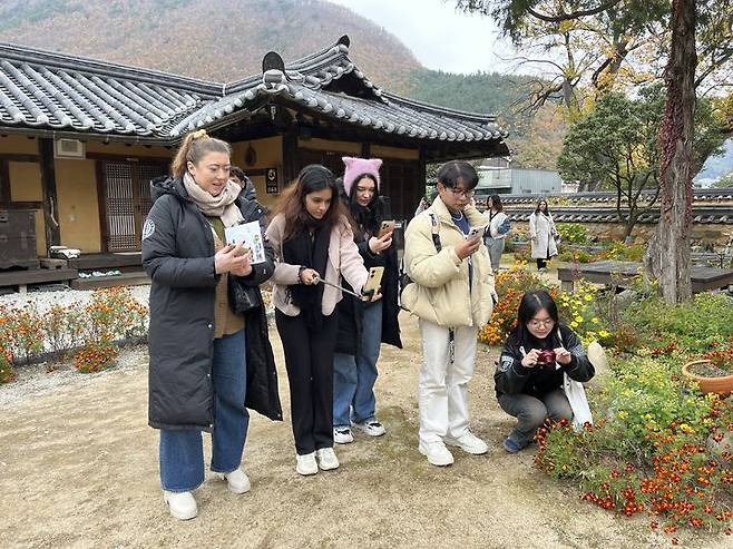 [정선=뉴시스] 외국인 인플루언서 팸투어. (사진=정선군 제공) 2024.11.14. photo@newsis.com *재판매 및 DB 금지