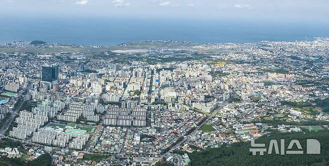 [제주=뉴시스] 임재영 기자 = 제주시 시가지 모습. 상권을 분석한 결과 해안가와 번화가는 관광객 이용 비중이 높았고 도심형은 도민 이용이 많았다. (사진=뉴시스DB) ijy788@newsis.com